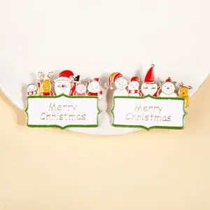 Vue détaillée de broches de Noël avec Père Noël et renne sur un plateau en pierre