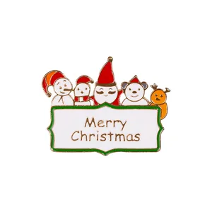 Détail de la broche de Noël émaillée avec bonhomme de neige et texte Merry Christmas