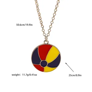 Collier de volley-ball doré avec pendentif en émail coloré et détails des mesures