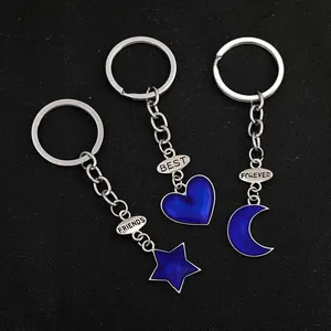 Dettaglio di 3 portachiavi dell'amicizia con smalto blu cuore stella luna e tag incisi