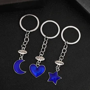 Dettaglio di 3 portachiavi Best Friends con ciondoli a luna cuore e stella blu