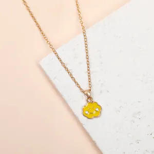 Nahaufnahme der goldenen Halskette mit süßem gelben Wolkenanhänger und Smiley-Design