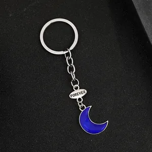 Dettaglio del portachiavi a mezzaluna blu con piastra d'argento incisa Forever