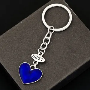 Dettaglio portachiavi cuore Best Friends con pendente in smalto blu e targhetta incisa