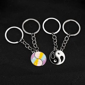 Dettaglio dei portachiavi puzzle Yin Yang con finiture glitterate e in smalto classico