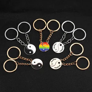 Dettaglio portachiavi Yin Yang con incisione Mother e Daughter e strass scintillanti