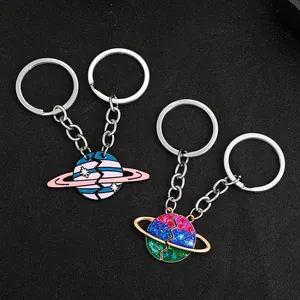 Deelbare Saturnus-sleutelhangers met pastelstrepen en kleurrijke glitterverloop