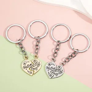 Detail van de hartvormige Moeder en Dochter bijpassende sleutelhangers in goud en zilver