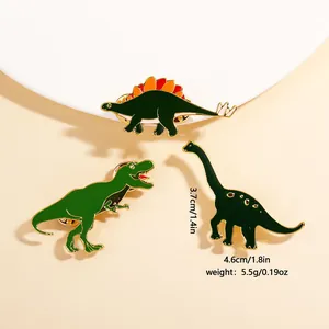 Set aus 3 Cartoon-Dinosaurier-Emaille-Pins mit Stegosaurus und T-Rex auf beigem Hintergrund