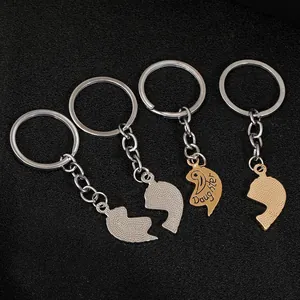 Vierdelige hartpuzzel sleutelhangerset in goud en zilver met Daughter gravure