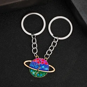 Macro detail van kosmische planeet sleutelhangers met kleurrijke glitter emaille
