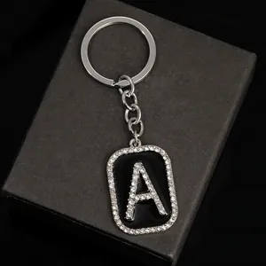 Detalle del llavero con letra A de diamantes de imitación sobre esmalte negro y metal