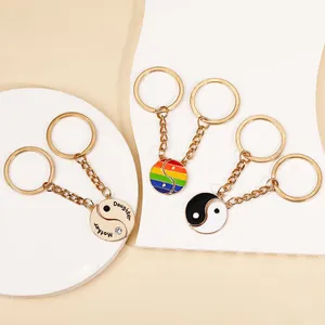 Dettaglio dei portachiavi Yin Yang dorati con incisione Mother Daughter e smalto