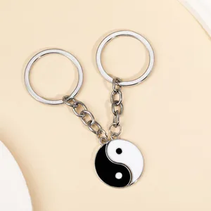 Dettaglio ravvicinato dei portachiavi a cuore incastrati Yin Yang Tai Chi