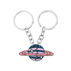 Detailopname van de planeet-sleutelhangers voor koppels met roze en paarse emaille afwerking