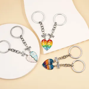 Detail von drei Paar Best-Friends-Herzpuzzle-Schlüsselanhängern mit Regenbogenverlauf