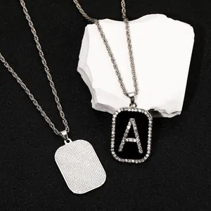Colgante hip hop rectangular negro letra A con diamantes y cadena de cuerda