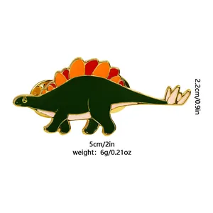Grüne Stegosaurus Emaille Pin mit orangen Platten und Maßen von 5cm mal 2,2cm