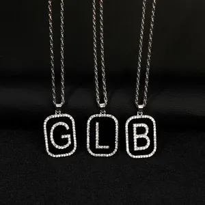 Detalle de collares hip hop con letras G, L y B incrustadas de cristales
