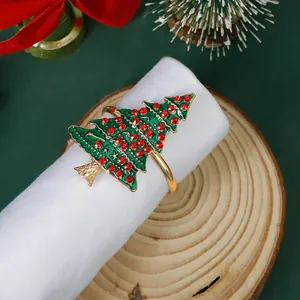 Kerstboom servetring met groen emaille en rode kristallen op houten decoratie