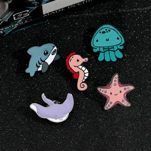 Set mit 5 Cartoon Meeresbewohner Emaille-Pins inklusive Hai, Qualle und Seepferdchen