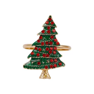 Kerstboom servetring met groen emaille, rode strass steentjes en een gouden afwerking