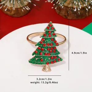 Detail van groene emaille kerstboom servetring met afmetingen van 4,9cm bij 3,2cm groot
