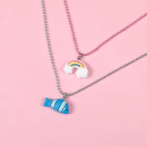 Kinder Halsketten mit Regenbogen Wolke und blauem Fisch Anhänger an bunten Perlenketten