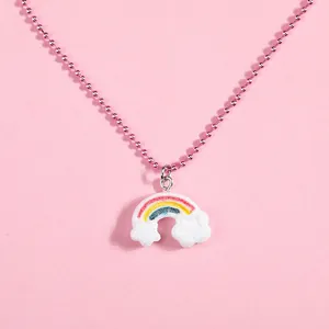 Rosa Perlenkette für Kinder mit glitzerndem Regenbogen und weißen Wolkenanhänger