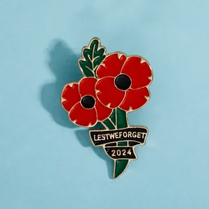 Broche en émail coquelicot avec texte Lest We Forget 2024 sur fond bleu clair