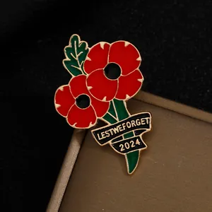 Broche en émail coquelicot avec texte Lest We Forget et année 2024 sur fond noir sobre