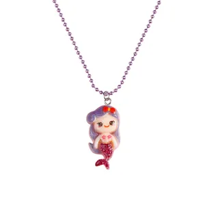 Kinderperlenkette in Lila mit glitzerndem Meerjungfrau-Anhänger auf weißem Hintergrund