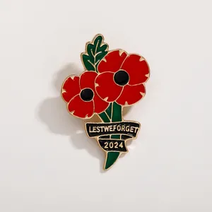 Détail de la broche coquelicot avec finition émail et gravure Lest We Forget 2024