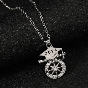 2024 Afstuderen Ketting Promotiekap Kompas Hanger Zilveren Legering Strass Kettingen Sieraden Cadeaus Voor Klasgenoten Leraren