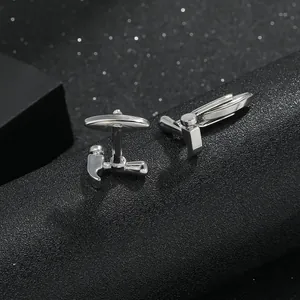 Vista detallada de gemelos para hombre en forma de martillo de metal pulido