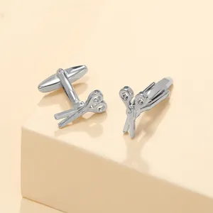 Gemelos de tijeras plateados pulidos para camisa de hombre en soporte de exhibición
