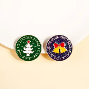 Detail van de kerstboom en kerstbel emaille pins met feestelijke glitter afwerking