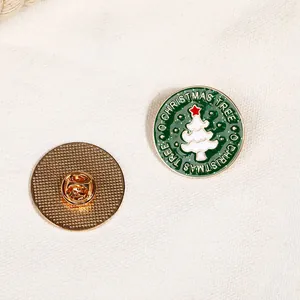 Gedetailleerde weergave van kerstboom emaille speld met gouden metalen achterkant