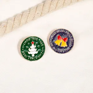 Detail van kerstboom en Jingle Bells emaille pins op een natuurlijke canvas achtergrond