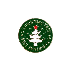 Kerstboom emaille badge met gouden belettering op een donkergroene ronde basis
