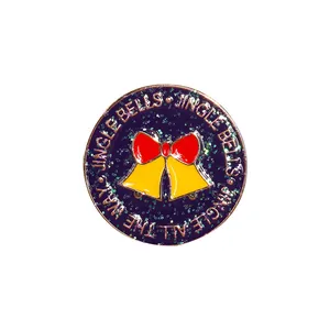 Detail van de kerst-emaille broche met gouden bellen en gegraveerde tekst Jingle Bells