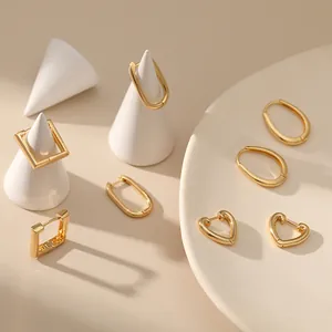 Detailansicht minimalistischer vergoldeter geometrischer Herz und Quadrat Ohrringe
