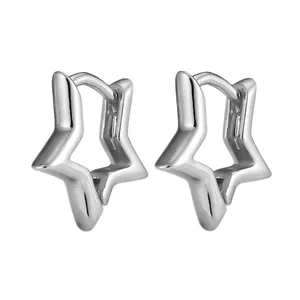 Polierte silberne Creolen in Sternform mit einem minimalistischen hohlen Design