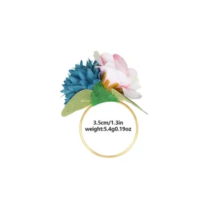 Nahaufnahme des Weihnachts Serviettenrings mit Blumendetails und 3,5 cm Durchmesser Maß
