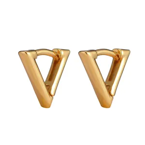 Detailansicht polierter goldener geometrischer V-Ohrringe mit glänzendem Hochglanz-Finish