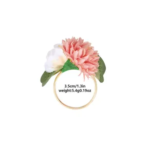 Detail eines rosa floralen Serviettenrings mit 3,5 cm Durchmesser und 5,4 g Gewicht