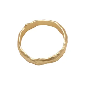 Rond de serviette doré minimaliste avec texture de lave pour décoration de table