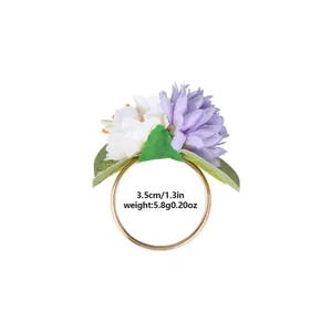 Detail eines Blumen-Serviettenrings mit 3,5 cm Innendurchmesser und Seidenblumen