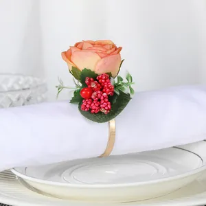 Detailansicht des Serviettenrings mit künstlicher Rose, Beeren und goldenem Metallring