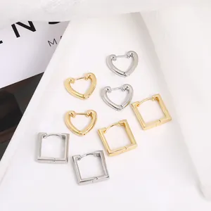 Minimalistische Herz- und Quadratohrringe in poliertem Gold- und Silberfinish